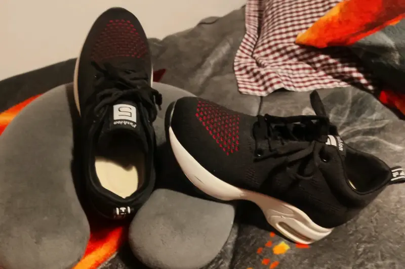 Zapatillas deportivas negras con detalles rojos - 3