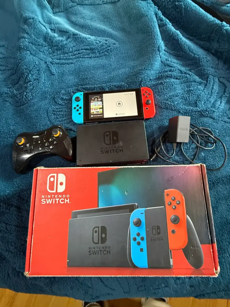 Consola Nintendo Switch con mandos y accesorios