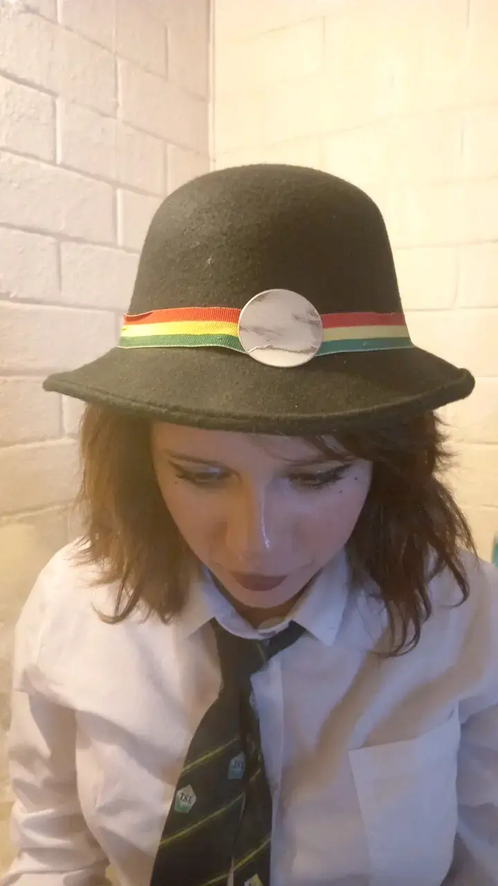 Sombrero negro, cinta tricolor," broche" cartulina