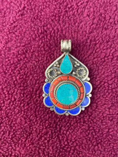 Colgante artesanal con piedras turquesa y coral - miniatura 1