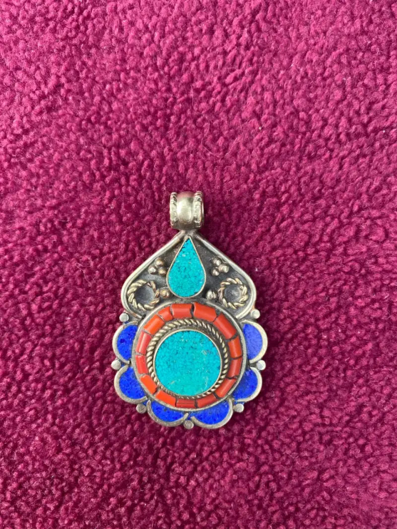 Colgante artesanal con piedras turquesa y coral - 2