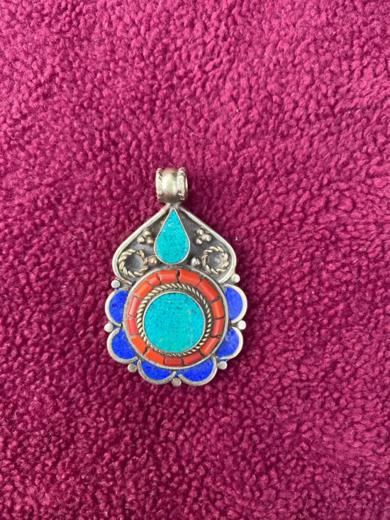 Colgante artesanal con piedras turquesa y coral - 3