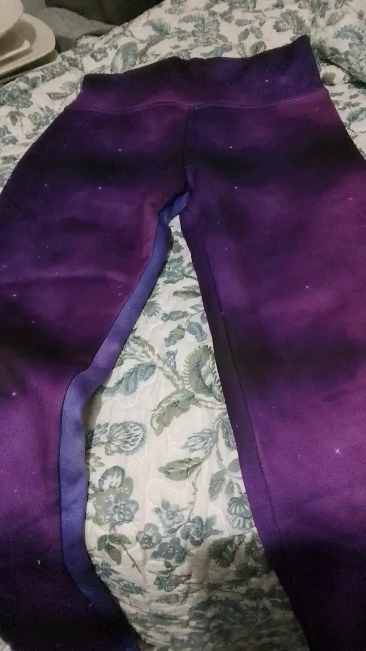 Leggings deportivos morados con diseño galaxia