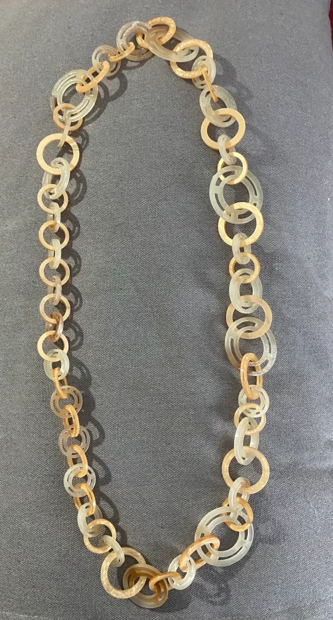 Collar de eslabones de resina en tonos beige
