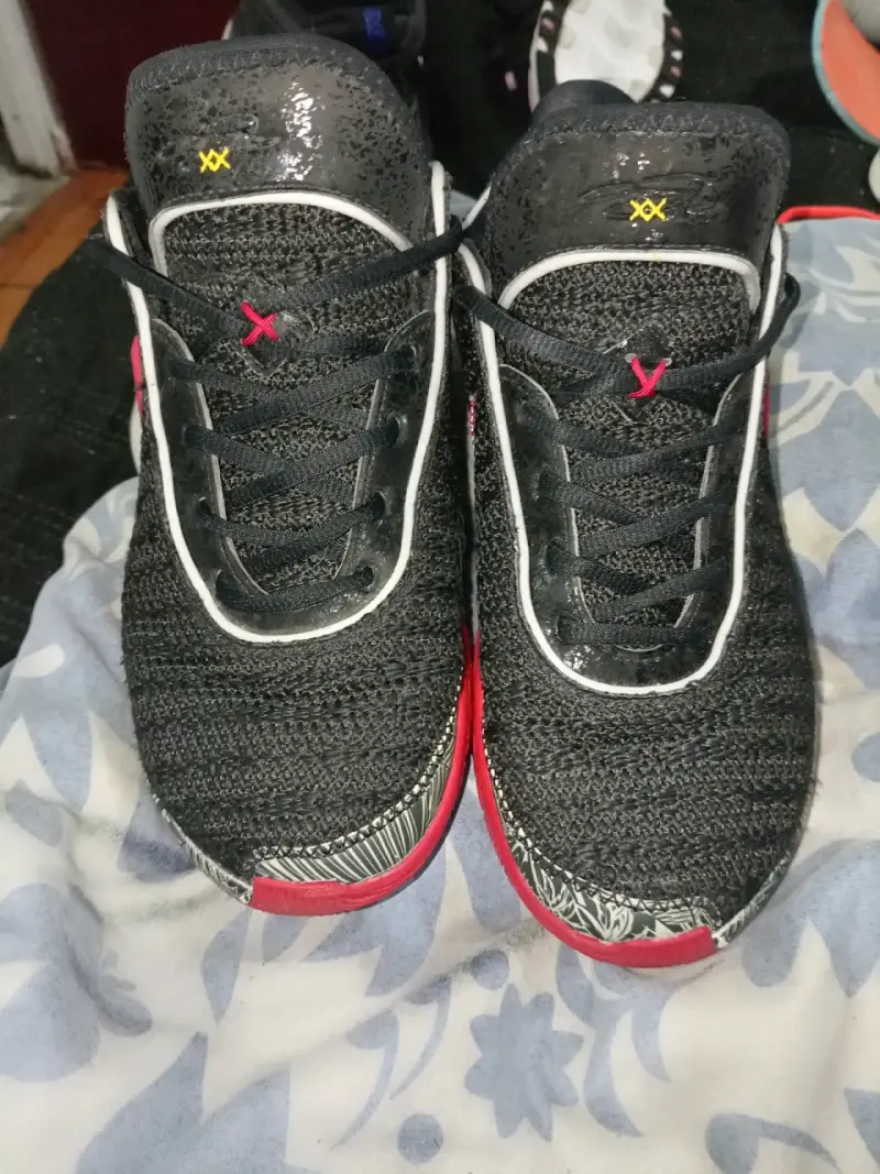 Zapatillas deportivas negras con detalles rojos