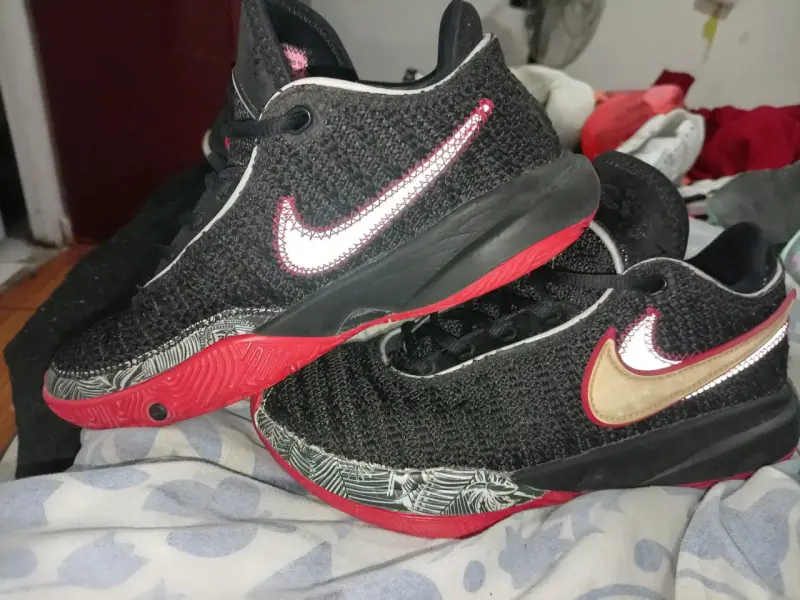 Zapatillas deportivas negras con detalles rojos - 2