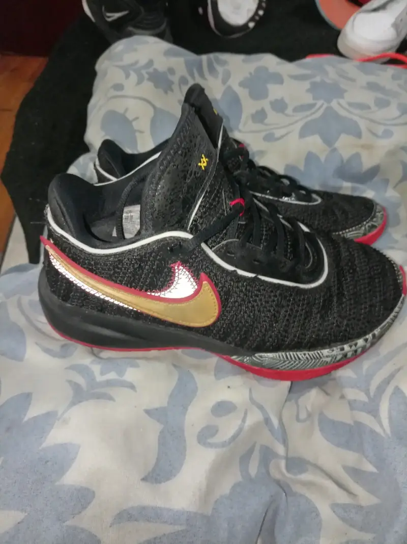 Zapatillas deportivas negras con detalles rojos - 3