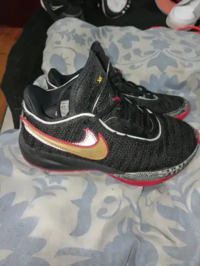 Zapatillas deportivas negras con detalles rojos - miniatura 3