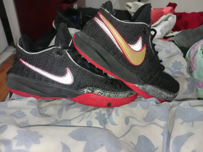 Zapatillas deportivas negras con detalles rojos - 4