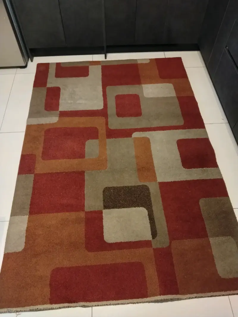 Alfombra moderna con diseño geométrico multicolor - 1