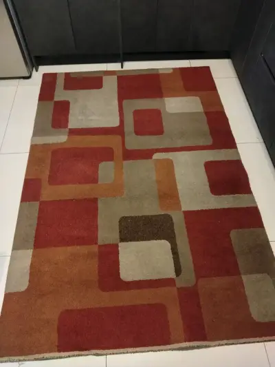 Alfombra moderna con diseño geométrico multicolor - miniatura 1