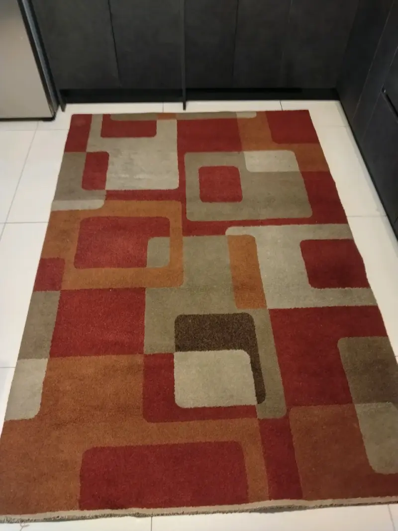 Alfombra moderna con diseño geométrico multicolor - 2