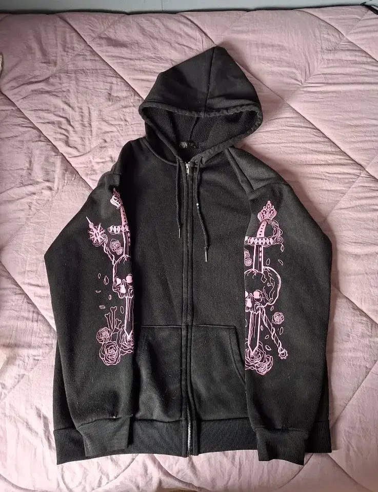 Polerón con capucha negro diseño calaveras rosas