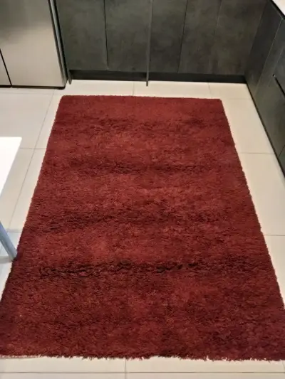 Alfombra shaggy roja para sala o dormitorio - miniatura 2