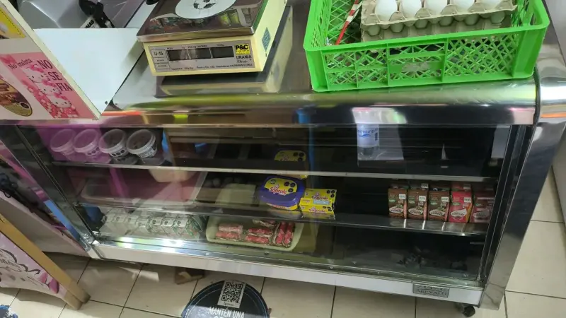 Vitrina refrigerada con balanza y cortadora - 1