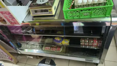 Vitrina refrigerada con balanza y cortadora - miniatura 1