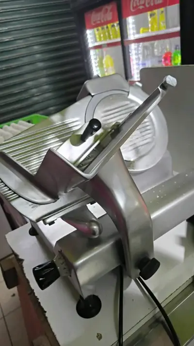 Vitrina refrigerada con balanza y cortadora - miniatura 2