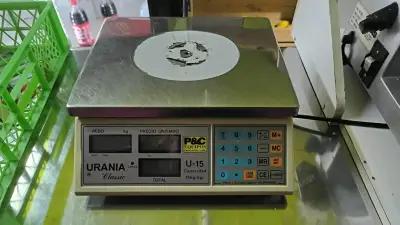 Vitrina refrigerada con balanza y cortadora - miniatura 3