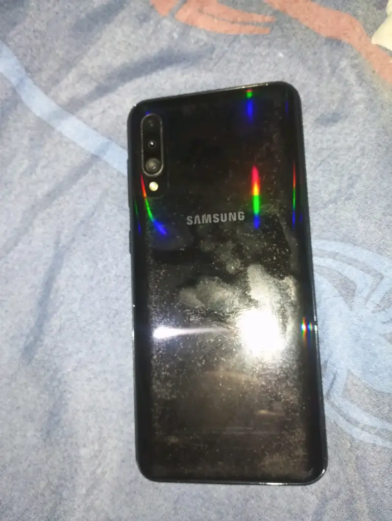 Samsung Galaxy A30s con pantalla dañada - 1