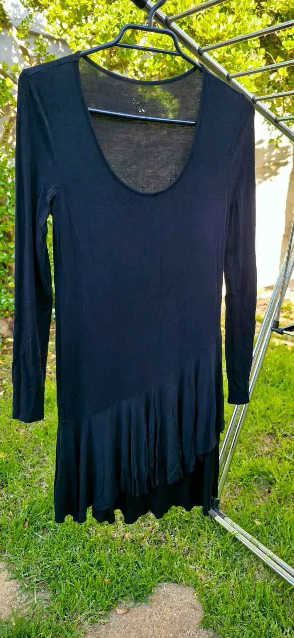 Vestido negro de manga larga con diseño asimétrico