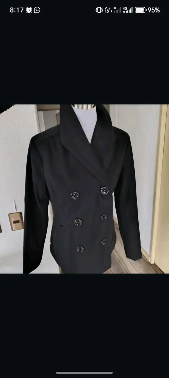 Abrigo negro de mujer con doble botonadura - 1