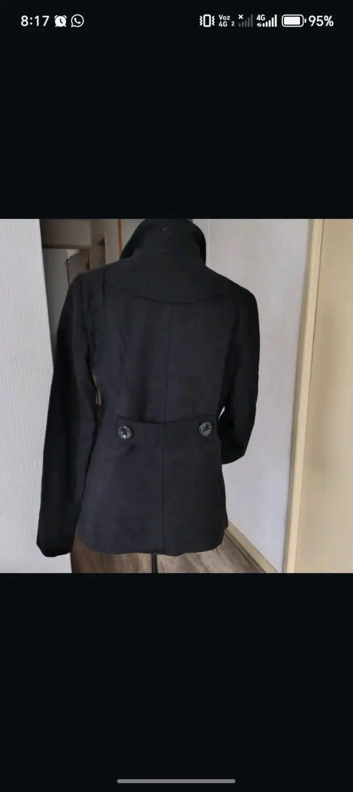 Abrigo negro de mujer con doble botonadura - 2