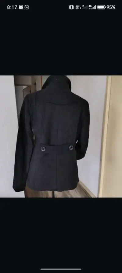 Abrigo negro de mujer con doble botonadura - miniatura 2