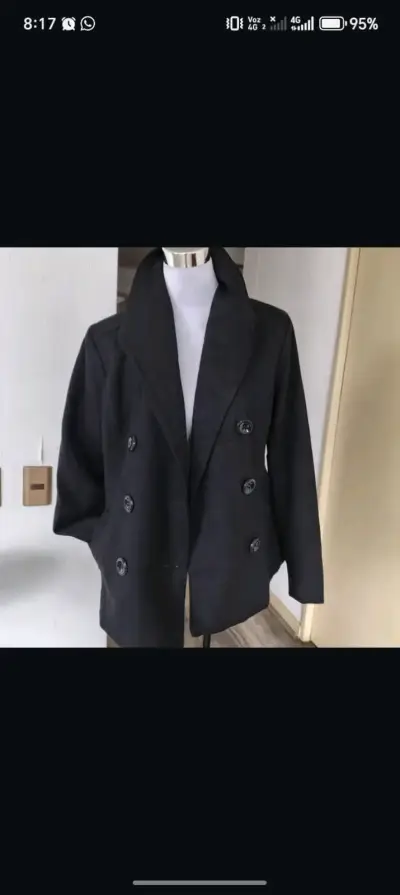 Abrigo negro de mujer con doble botonadura - miniatura 3