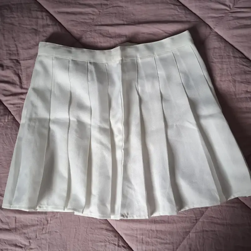 Falda corta plisada blanca