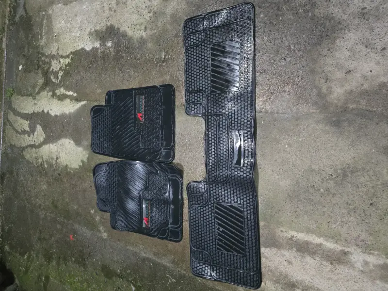 Alfombras de goma para auto marca Arauco - 2
