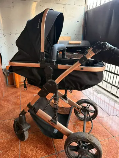Coche de bebé Beqool negro con estructura dorada - miniatura 1