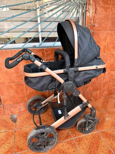 Coche de bebé Beqool negro con estructura dorada - miniatura 2