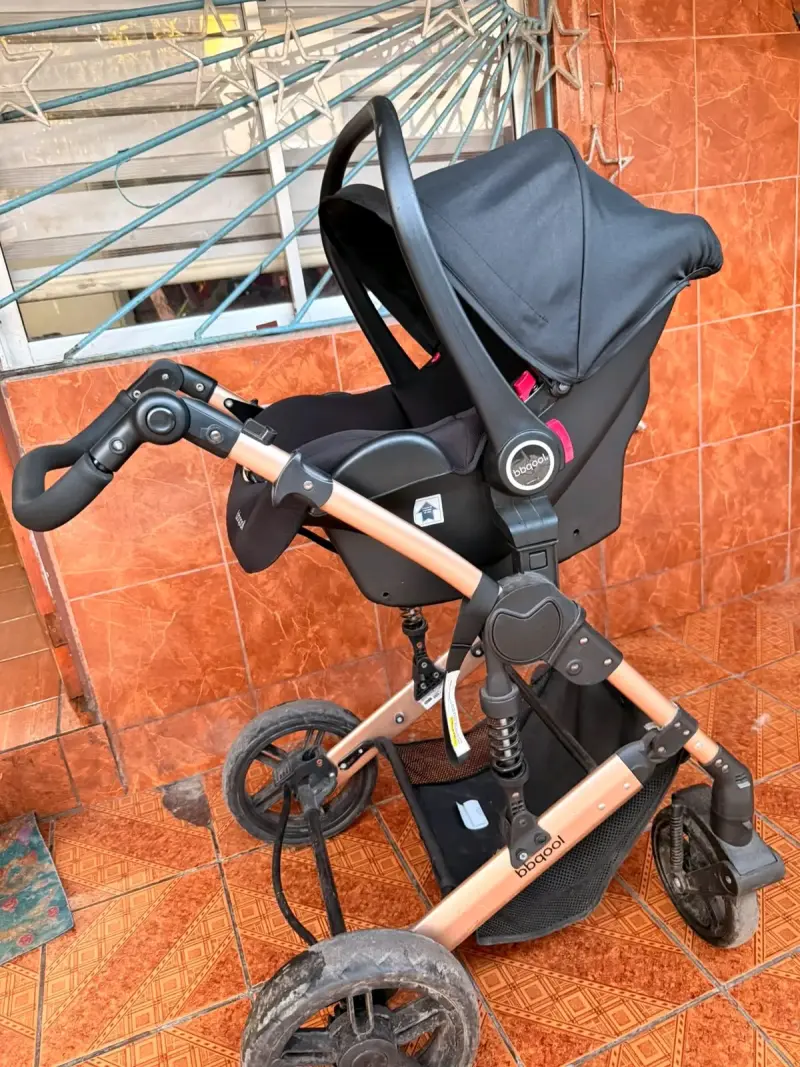 Coche de bebé Beqool negro con estructura dorada - 3