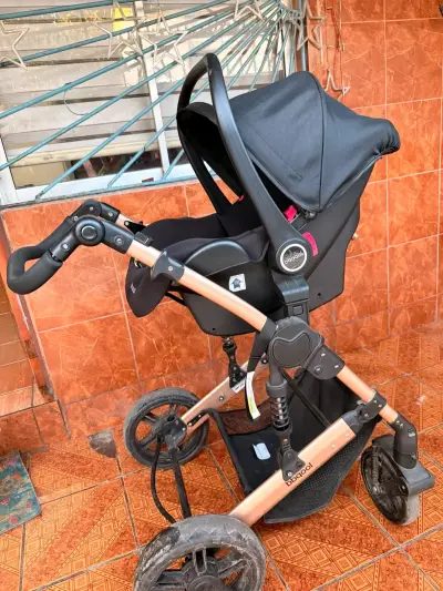 Coche de bebé Beqool negro con estructura dorada - miniatura 3