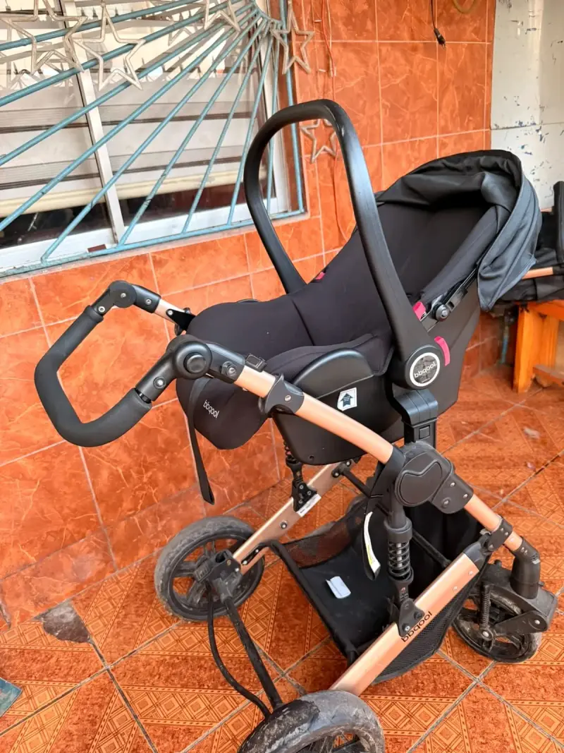 Coche de bebé Beqool negro con estructura dorada - 4