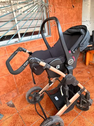Coche de bebé Beqool negro con estructura dorada - miniatura 4
