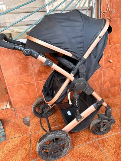 Coche de bebé Beqool negro con estructura dorada - miniatura 5
