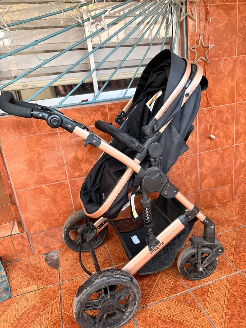 Coche de bebé Beqool negro con estructura dorada - 6
