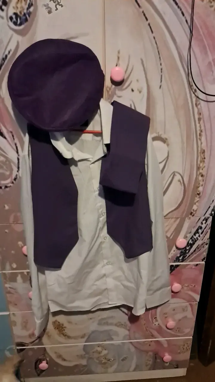 Conjunto de camisa y chaleco morado para hombre