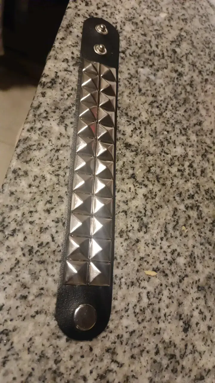Pulsera de cuero con tachas metálicas - 1