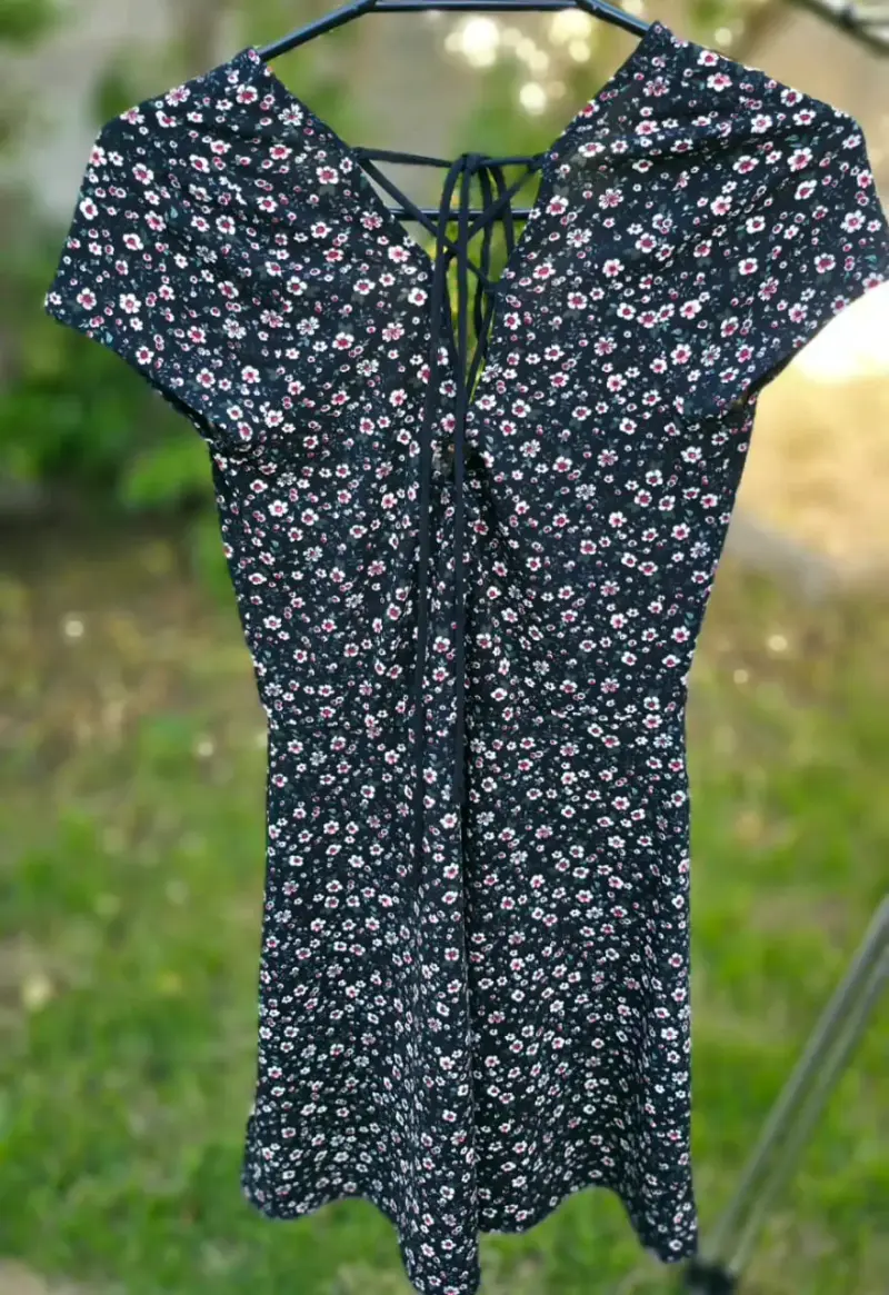 Vestido corto floral negro con lazo - 1