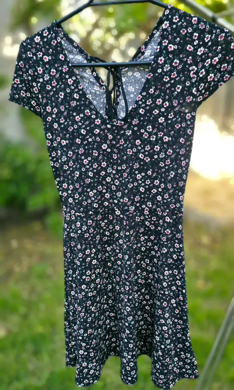 Vestido corto floral negro con lazo - 2