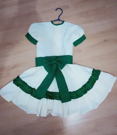 Vestido infantil blanco y verde con lazo - miniatura 1