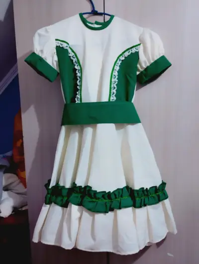 Vestido infantil blanco y verde con lazo - miniatura 2