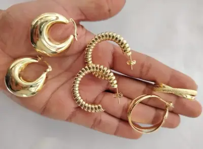 Set de Aros Dorados de Diferentes Diseños - miniatura 1