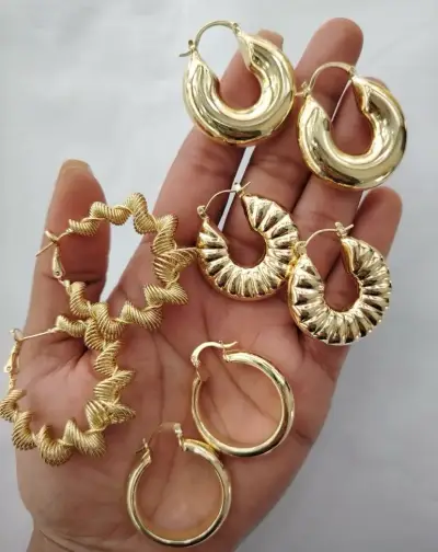 Set de Aros Dorados de Diferentes Diseños - miniatura 2