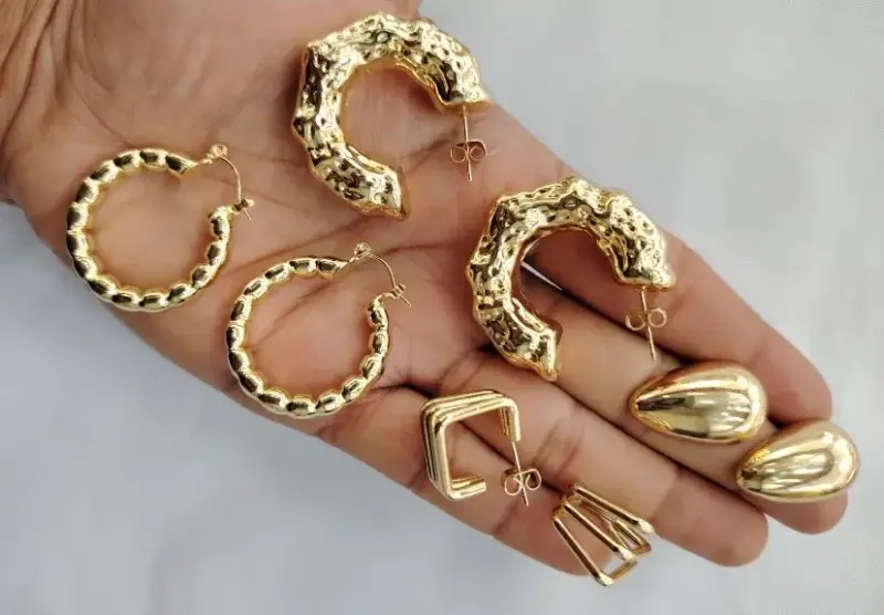 Set de Aros Dorados de Diferentes Diseños - 4