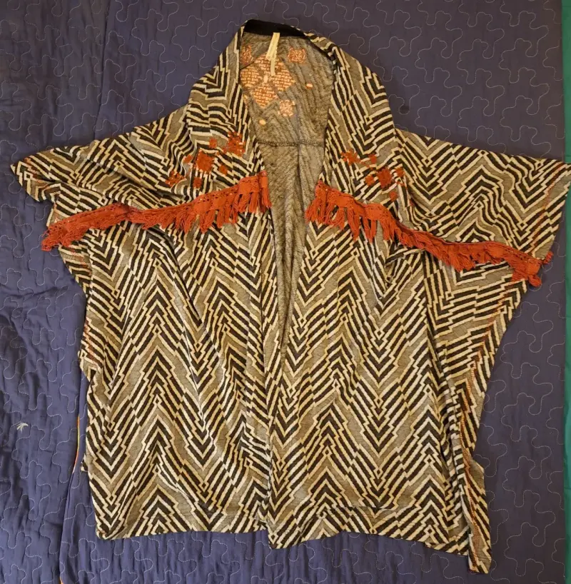 Kimono con diseño geométrico y flecos rojos - 1
