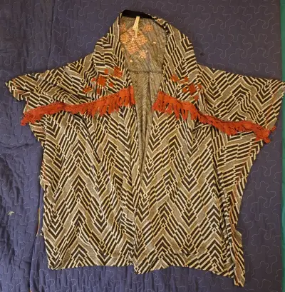 Kimono con diseño geométrico y flecos rojos - miniatura 1