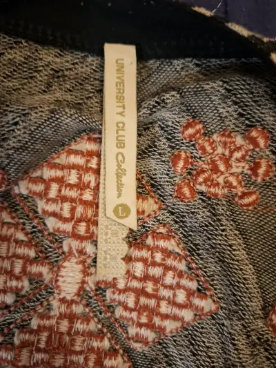 Kimono con diseño geométrico y flecos rojos - miniatura 2